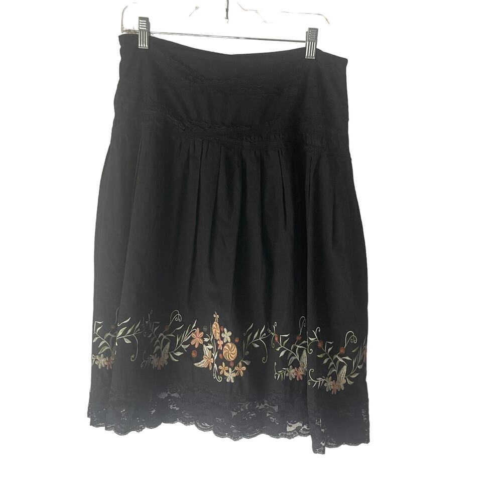 Sugar Lips Women's Size Medium Black Embroidered Floral Lace Above Knee Skirt‎